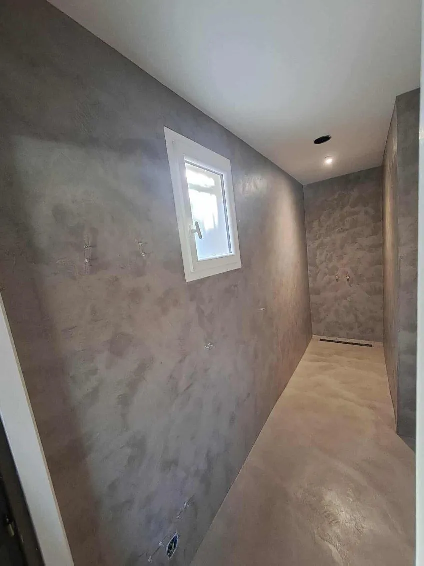 Salle de bain avec douche italienne en béton ciré gris taupe à Rouen