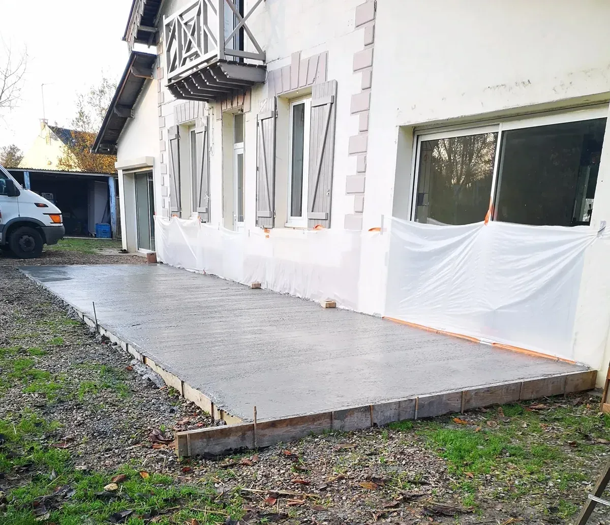 Dalle béton d'une terrasse longeant la façade d'une maison en Seine-Maritime