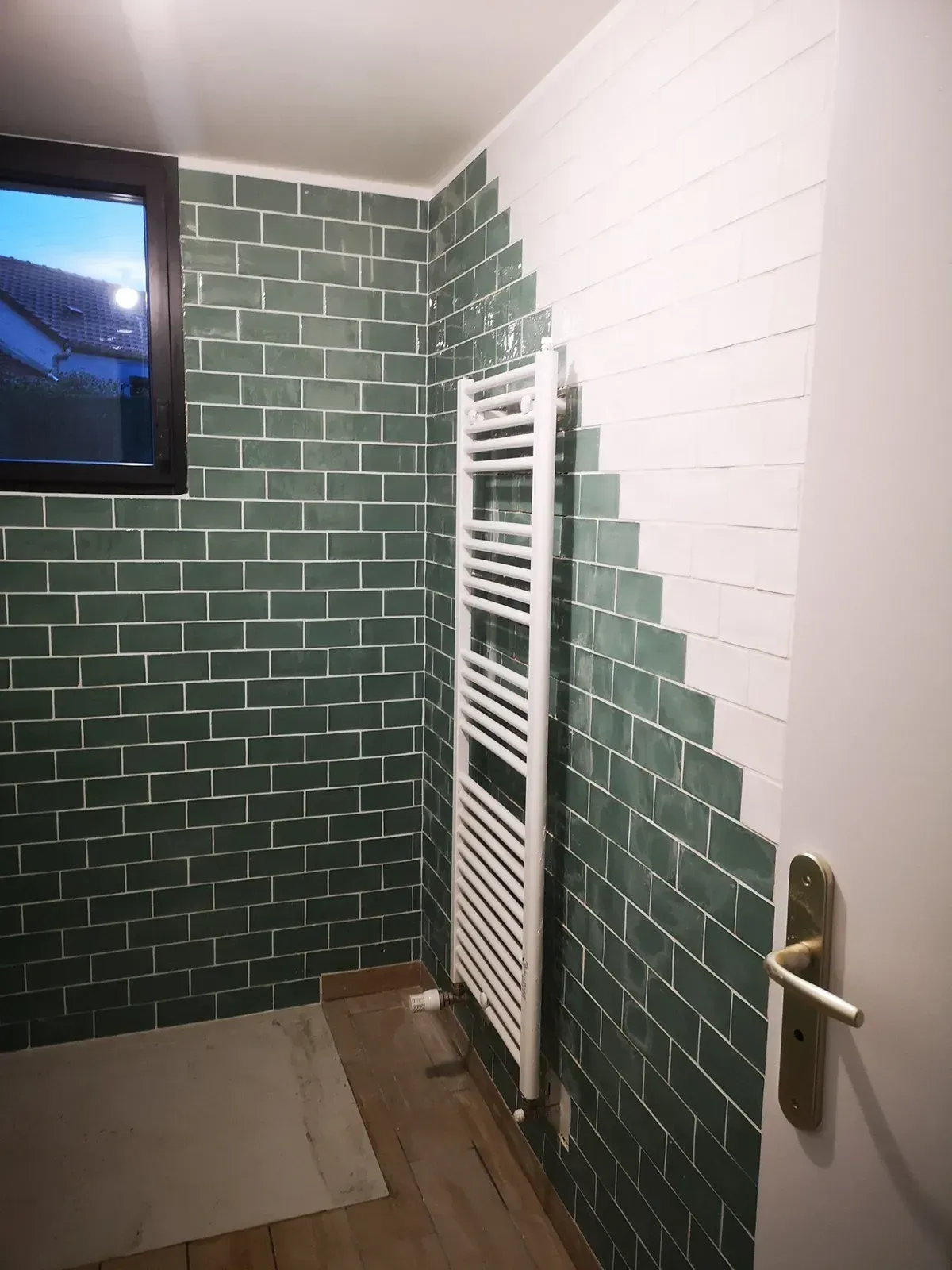 Faïence métro verte posée dans une salle de bain en Seine-Maritime