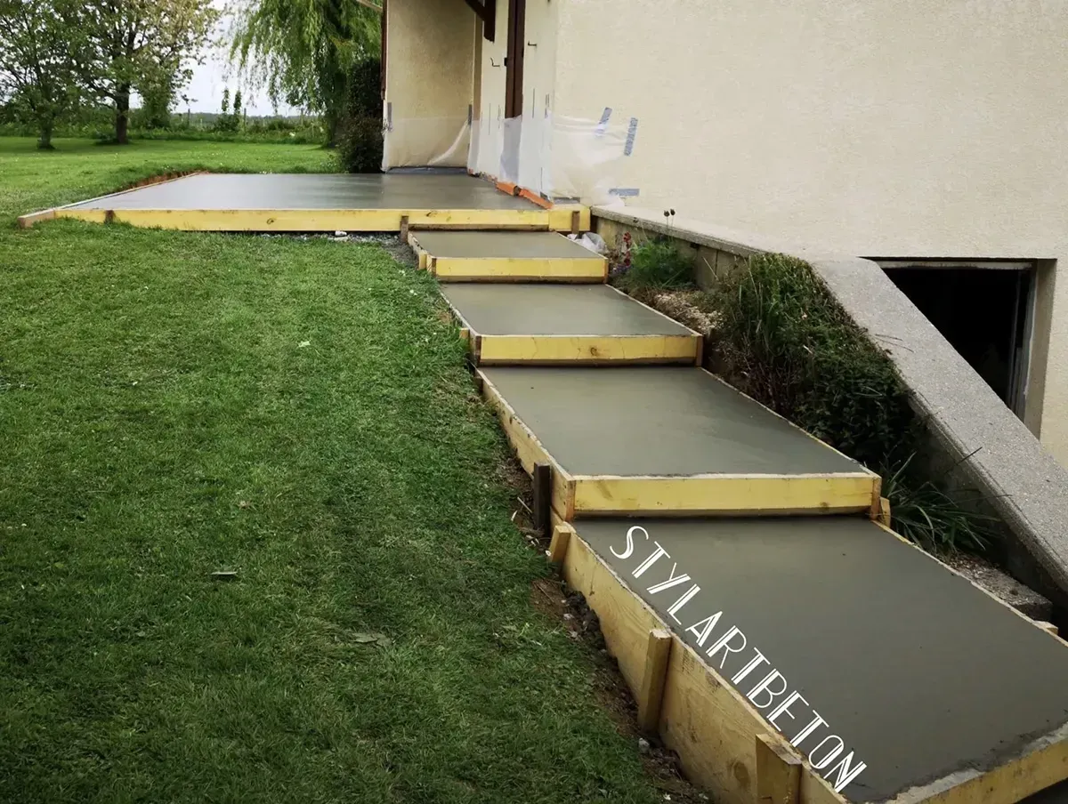 Escalier extérieur en béton avec terrasse en paliers réalisé près d'Yvetot