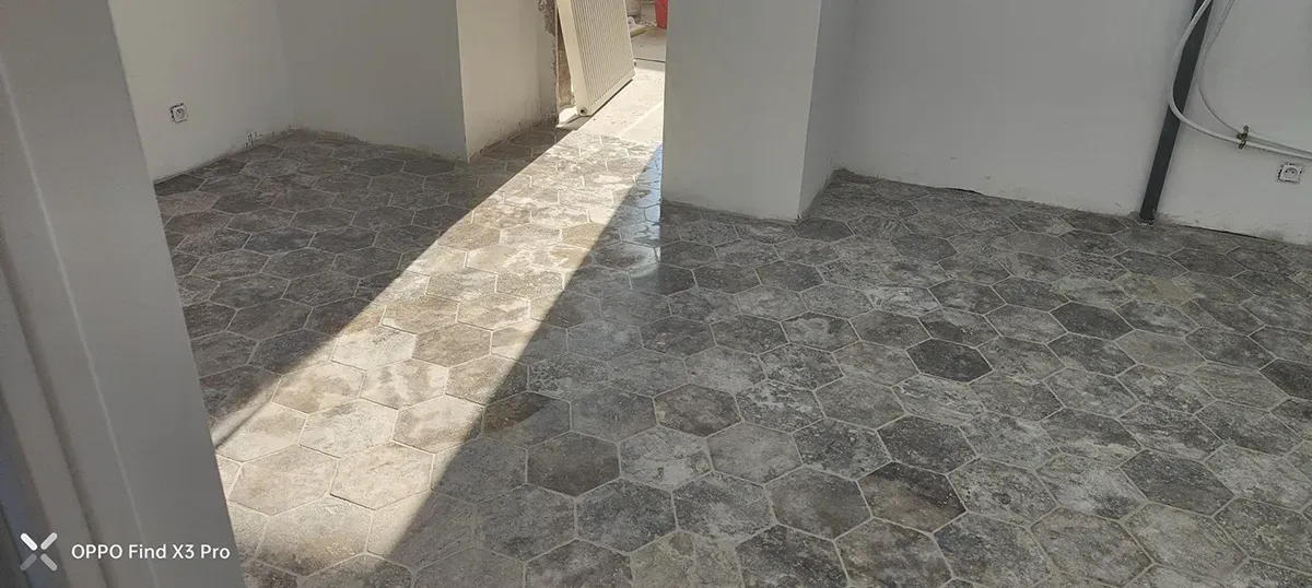 Carrelage hexagonal effet pierre posé au sol d'un intérieur normand