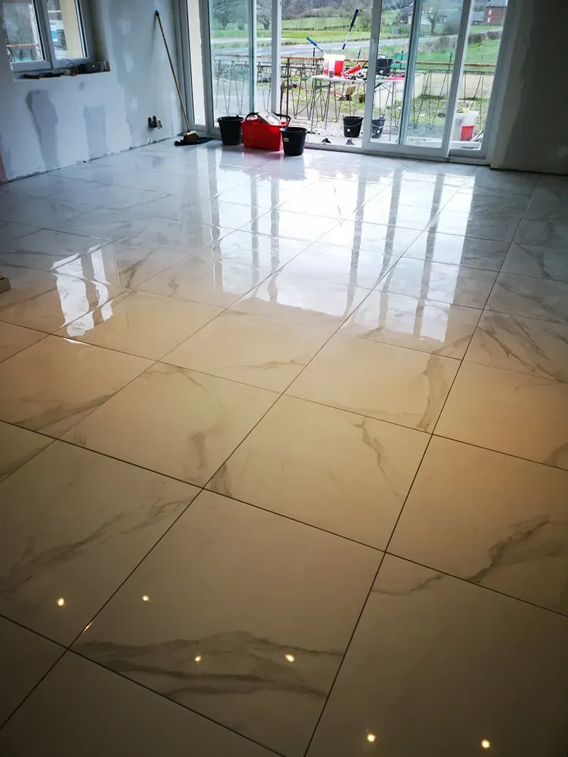 Carrelage grand format effet marbre brillant posé dans un séjour