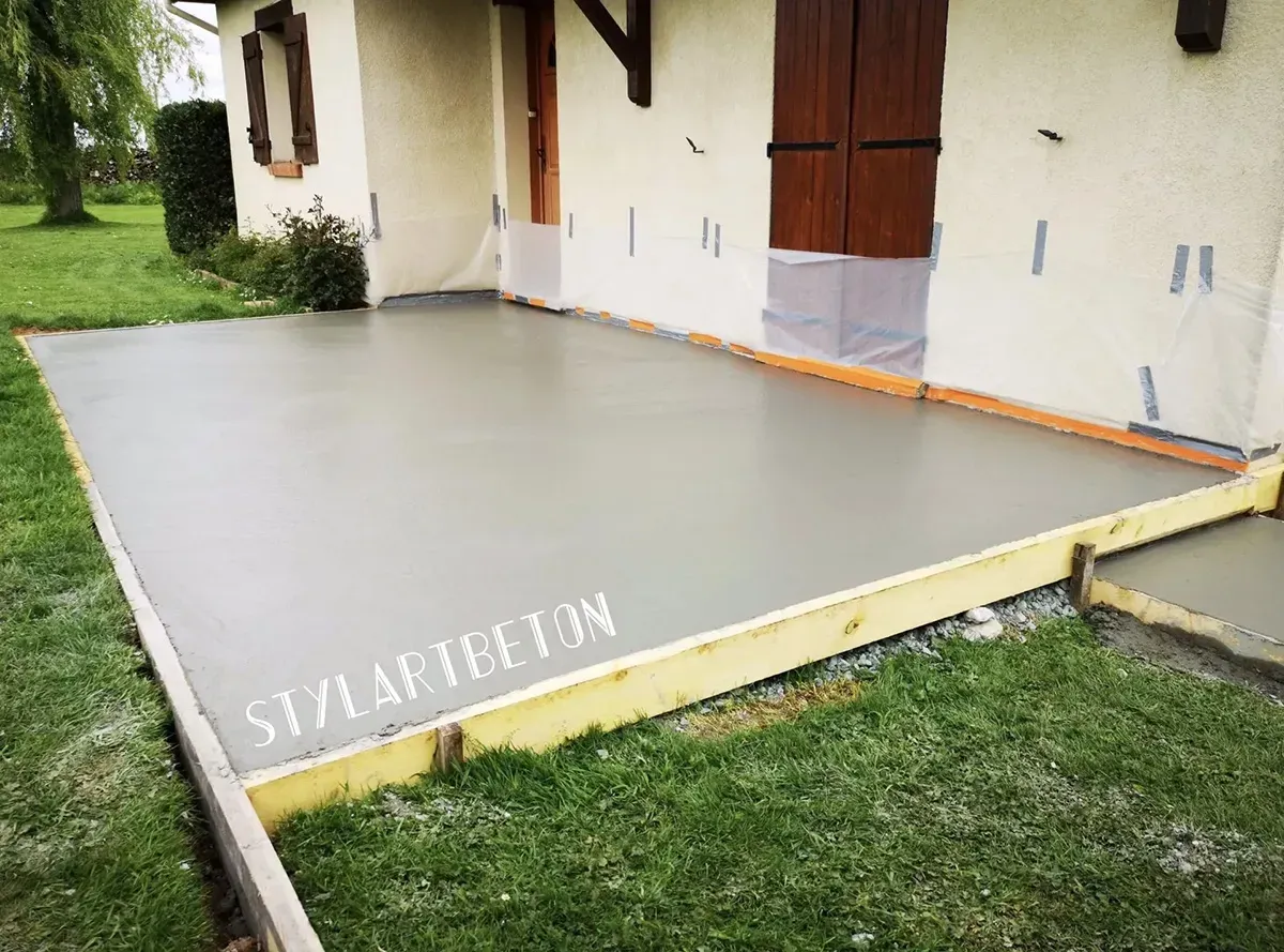 Dalle en béton lissé devant un garage en Normandie