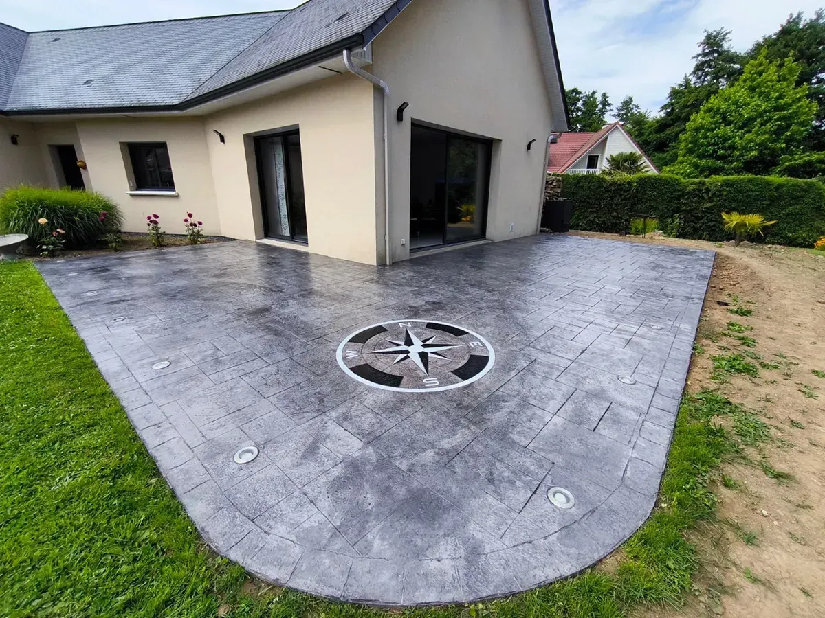 Terrasse en béton imprimé effet pierre avec rose des vents près de Rouen