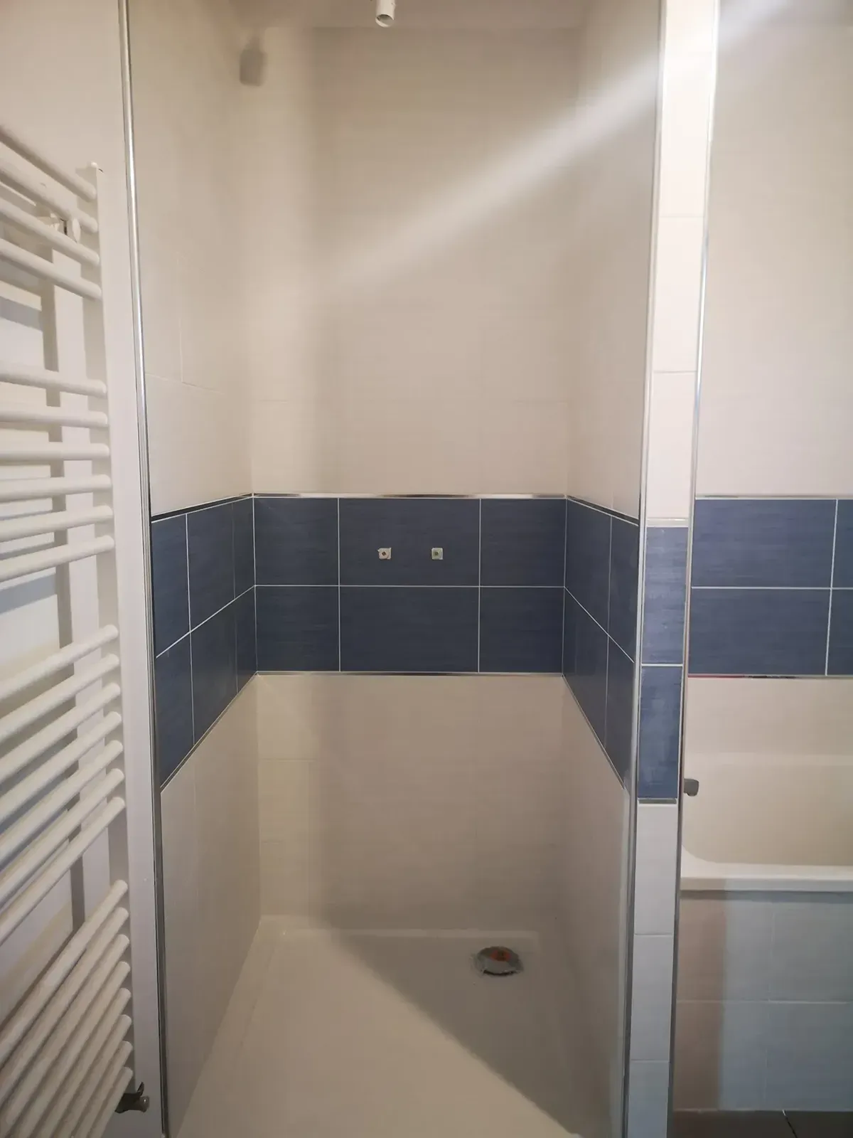 Douche à l'italienne carrelée avec faïence bleue et finitions soignées
