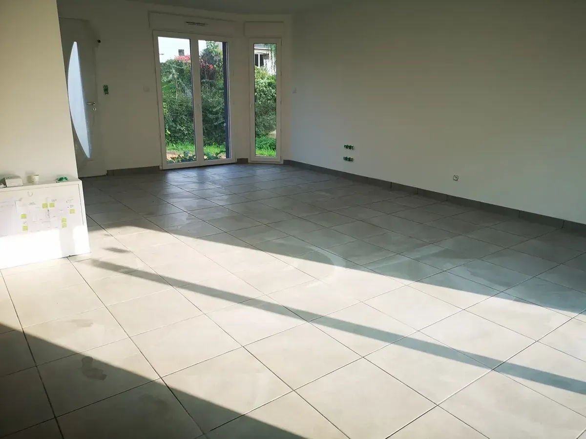 Carrelage de sol bicolore gris et beige dans un séjour lumineux