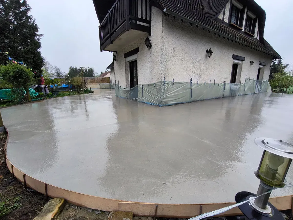 Cour en béton brut réalisée en tour de maison normande